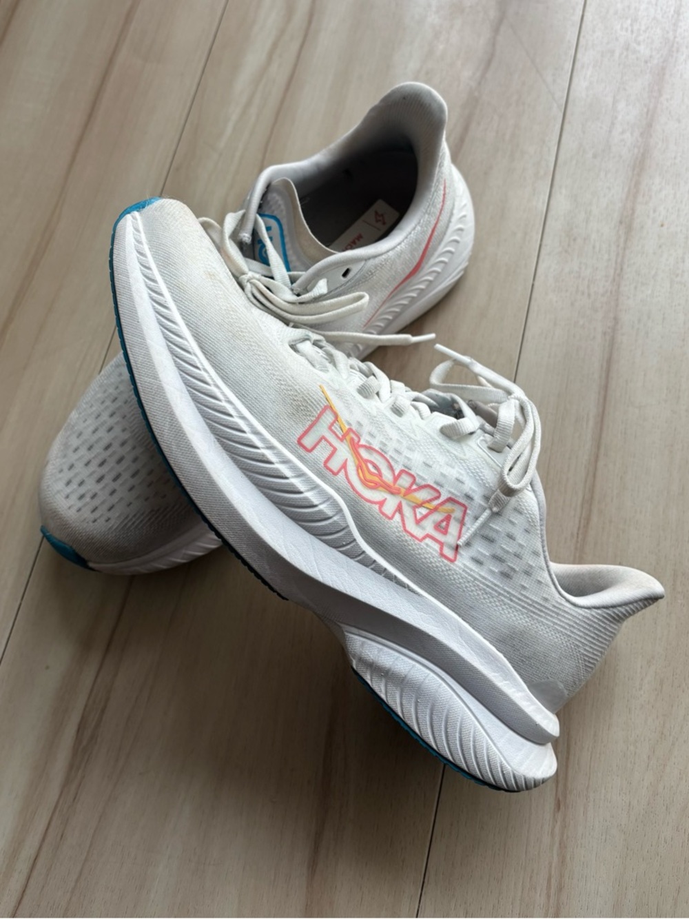 HOKA Women's Mach 6 White Running Shoes w Blue Outsole - Size 9.5US